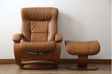 中古　美品　牛本革　ノルウェー　Hjellegjerde(イエリアーダ社)　ノーザンコンフォート　優雅なくつろぎの時間におすすめのリクライニングチェア&オットマン(定価約30万円)(椅子、アームチェア、フットスツール)(エコーネス、EKORNES、ストレスレスチェア)(R-057963)