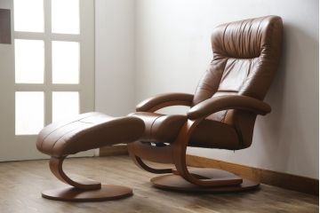 中古　美品　牛本革　ノルウェー　Hjellegjerde(イエリアーダ社)　ノーザンコンフォート　優雅なくつろぎの時間におすすめのリクライニングチェア&オットマン(定価約30万円)(椅子、アームチェア、フットスツール)(エコーネス、EKORNES、ストレスレスチェア)(R-057963)