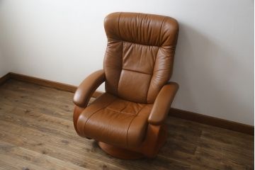 中古　美品　牛本革　ノルウェー　Hjellegjerde(イエリアーダ社)　ノーザンコンフォート　優雅なくつろぎの時間におすすめのリクライニングチェア&オットマン(定価約30万円)(椅子、アームチェア、フットスツール)(エコーネス、EKORNES、ストレスレスチェア)(R-057963)