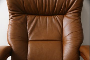 中古　美品　牛本革　ノルウェー　Hjellegjerde(イエリアーダ社)　ノーザンコンフォート　優雅なくつろぎの時間におすすめのリクライニングチェア&オットマン(定価約30万円)(椅子、アームチェア、フットスツール)(エコーネス、EKORNES、ストレスレスチェア)(R-057963)