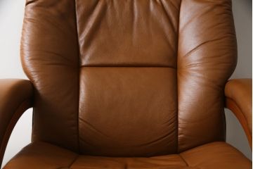 中古　美品　牛本革　ノルウェー　Hjellegjerde(イエリアーダ社)　ノーザンコンフォート　優雅なくつろぎの時間におすすめのリクライニングチェア&オットマン(定価約30万円)(椅子、アームチェア、フットスツール)(エコーネス、EKORNES、ストレスレスチェア)(R-057963)