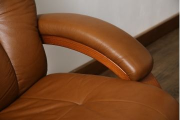 中古　美品　牛本革　ノルウェー　Hjellegjerde(イエリアーダ社)　ノーザンコンフォート　優雅なくつろぎの時間におすすめのリクライニングチェア&オットマン(定価約30万円)(椅子、アームチェア、フットスツール)(エコーネス、EKORNES、ストレスレスチェア)(R-057963)