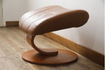 中古　美品　牛本革　ノルウェー　Hjellegjerde(イエリアーダ社)　ノーザンコンフォート　優雅なくつろぎの時間におすすめのリクライニングチェア&オットマン(定価約30万円)(椅子、アームチェア、フットスツール)(エコーネス、EKORNES、ストレスレスチェア)(R-057963)