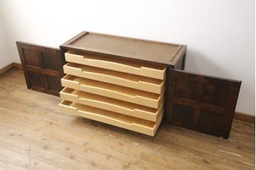中古　北海道民芸家具　天板・脚(台輪)付きリメイク　落ち着きのある上品な佇まいが魅力の衣装盆付きのローボード(引き出し、チェスト、リビングボード、テレビボード、着物箪笥)(R-057966)