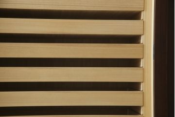 中古　美品　大坂屋製　軽井沢彫り　繊細かつ大胆な桜の彫刻に目を奪われる着物箪笥(和服箪笥、衣装タンス、チェスト、引き出し)(R-057973)