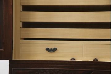 中古　美品　大坂屋製　軽井沢彫り　繊細かつ大胆な桜の彫刻に目を奪われる着物箪笥(和服箪笥、衣装タンス、チェスト、引き出し)(R-057973)