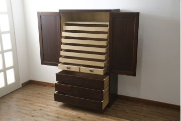 中古　美品　大坂屋製　軽井沢彫り　繊細かつ大胆な桜の彫刻に目を奪われる着物箪笥(和服箪笥、衣装タンス、チェスト、引き出し)(R-057973)