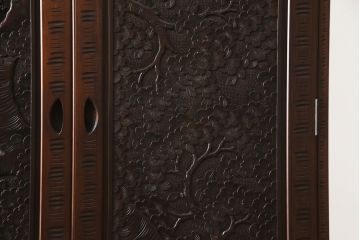 中古　美品　大坂屋製　軽井沢彫り　繊細かつ大胆な桜の彫刻に目を奪われる着物箪笥(和服箪笥、衣装タンス、チェスト、引き出し)(R-057973)