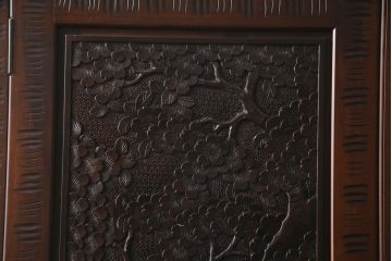 中古　美品　大坂屋製　軽井沢彫り　繊細かつ大胆な桜の彫刻に目を奪われる着物箪笥(和服箪笥、衣装タンス、チェスト、引き出し)(R-057973)
