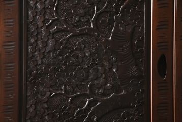 中古　美品　大坂屋製　軽井沢彫り　繊細かつ大胆な桜の彫刻に目を奪われる着物箪笥(和服箪笥、衣装タンス、チェスト、引き出し)(R-057973)