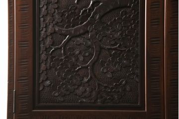 中古　美品　大坂屋製　軽井沢彫り　繊細かつ大胆な桜の彫刻に目を奪われる着物箪笥(和服箪笥、衣装タンス、チェスト、引き出し)(R-057973)