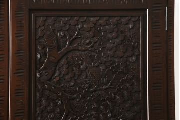 中古　美品　大坂屋製　軽井沢彫り　繊細かつ大胆な桜の彫刻に目を奪われる着物箪笥(和服箪笥、衣装タンス、チェスト、引き出し)(R-057973)