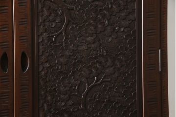 中古　美品　大坂屋製　軽井沢彫り　繊細かつ大胆な桜の彫刻に目を奪われる着物箪笥(和服箪笥、衣装タンス、チェスト、引き出し)(R-057973)