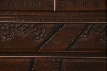 中古　美品　大坂屋製　軽井沢彫り　繊細かつ大胆な桜の彫刻に目を奪われる着物箪笥(和服箪笥、衣装タンス、チェスト、引き出し)(R-057973)