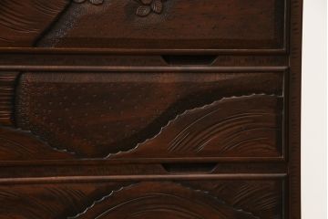 中古　美品　大坂屋製　軽井沢彫り　繊細かつ大胆な桜の彫刻に目を奪われる着物箪笥(和服箪笥、衣装タンス、チェスト、引き出し)(R-057973)
