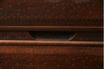 中古　美品　大坂屋製　軽井沢彫り　繊細かつ大胆な桜の彫刻に目を奪われる着物箪笥(和服箪笥、衣装タンス、チェスト、引き出し)(R-057973)