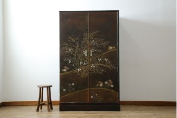 中古　美品　最高級　総漆塗り　まるで絵画のような前面蒔絵と螺鈿細工の意匠が楽しめる中桐箪笥(和タンス、和たんす、着物箪笥、和服箪笥、引き出し)(定価約400万円)(R-057975)