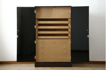 中古　美品　最高級　総漆塗り　まるで絵画のような前面蒔絵と螺鈿細工の意匠が楽しめる中桐箪笥(和タンス、和たんす、着物箪笥、和服箪笥、引き出し)(定価約400万円)(R-057975)