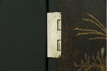 中古　美品　最高級　総漆塗り　まるで絵画のような前面蒔絵と螺鈿細工の意匠が楽しめる中桐箪笥(和タンス、和たんす、着物箪笥、和服箪笥、引き出し)(定価約400万円)(R-057975)