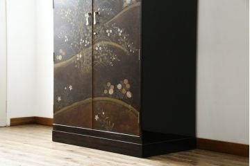 中古　美品　最高級　総漆塗り　まるで絵画のような前面蒔絵と螺鈿細工の意匠が楽しめる中桐箪笥(和タンス、和たんす、着物箪笥、和服箪笥、引き出し)(定価約400万円)(R-057975)