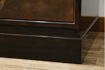 中古　美品　最高級　総漆塗り　まるで絵画のような前面蒔絵と螺鈿細工の意匠が楽しめる中桐箪笥(和タンス、和たんす、着物箪笥、和服箪笥、引き出し)(定価約400万円)(R-057975)