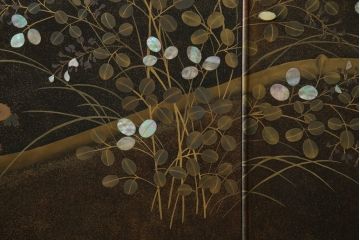 中古　美品　最高級　総漆塗り　まるで絵画のような前面蒔絵と螺鈿細工の意匠が楽しめる中桐箪笥(和タンス、和たんす、着物箪笥、和服箪笥、引き出し)(定価約400万円)(R-057975)