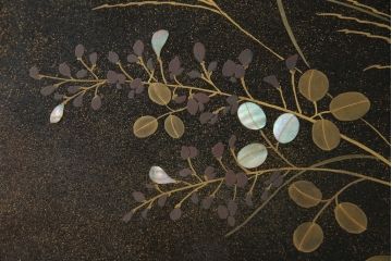 中古　美品　最高級　総漆塗り　まるで絵画のような前面蒔絵と螺鈿細工の意匠が楽しめる中桐箪笥(和タンス、和たんす、着物箪笥、和服箪笥、引き出し)(定価約400万円)(R-057975)
