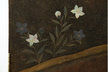 中古　美品　最高級　総漆塗り　まるで絵画のような前面蒔絵と螺鈿細工の意匠が楽しめる中桐箪笥(和タンス、和たんす、着物箪笥、和服箪笥、引き出し)(定価約400万円)(R-057975)