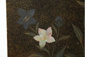 中古　美品　最高級　総漆塗り　まるで絵画のような前面蒔絵と螺鈿細工の意匠が楽しめる中桐箪笥(和タンス、和たんす、着物箪笥、和服箪笥、引き出し)(定価約400万円)(R-057975)