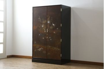 中古　美品　最高級　総漆塗り　まるで絵画のような前面蒔絵と螺鈿細工の意匠が楽しめる洋服タンス(ワードローブ、衣装箪笥、収納棚)(定価約400万円)(R-057976)