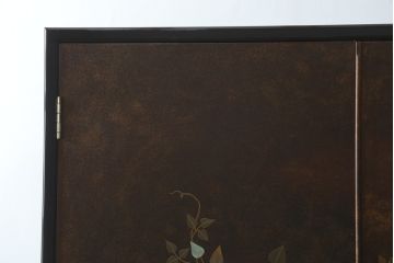 中古　美品　最高級　総漆塗り　まるで絵画のような前面蒔絵と螺鈿細工の意匠が楽しめる洋服タンス(ワードローブ、衣装箪笥、収納棚)(定価約400万円)(R-057976)