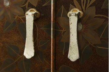 中古　美品　最高級　総漆塗り　まるで絵画のような前面蒔絵と螺鈿細工の意匠が楽しめる洋服タンス(ワードローブ、衣装箪笥、収納棚)(定価約400万円)(R-057976)