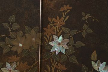 中古　美品　最高級　総漆塗り　まるで絵画のような前面蒔絵と螺鈿細工の意匠が楽しめる洋服タンス(ワードローブ、衣装箪笥、収納棚)(定価約400万円)(R-057976)