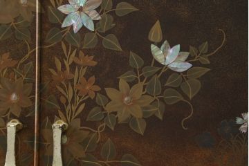 中古　美品　最高級　総漆塗り　まるで絵画のような前面蒔絵と螺鈿細工の意匠が楽しめる洋服タンス(ワードローブ、衣装箪笥、収納棚)(定価約400万円)(R-057976)
