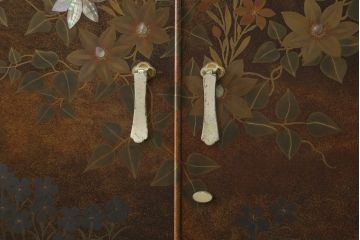 中古　美品　最高級　総漆塗り　まるで絵画のような前面蒔絵と螺鈿細工の意匠が楽しめる洋服タンス(ワードローブ、衣装箪笥、収納棚)(定価約400万円)(R-057976)