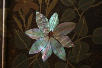 中古　美品　最高級　総漆塗り　まるで絵画のような前面蒔絵と螺鈿細工の意匠が楽しめる洋服タンス(ワードローブ、衣装箪笥、収納棚)(定価約400万円)(R-057976)