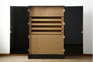中古　美品　最高級　総漆塗り　まるで絵画のような前面蒔絵と螺鈿細工の意匠が楽しめる中桐箪笥(和タンス、和たんす、着物箪笥、和服箪笥、引き出し)(定価約400万円)(R-057977)