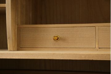 中古　美品　最高級　総漆塗り　まるで絵画のような前面蒔絵と螺鈿細工の意匠が楽しめる中桐箪笥(和タンス、和たんす、着物箪笥、和服箪笥、引き出し)(定価約400万円)(R-057977)