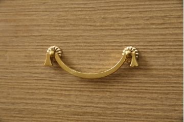 中古　美品　最高級　総漆塗り　まるで絵画のような前面蒔絵と螺鈿細工の意匠が楽しめる中桐箪笥(和タンス、和たんす、着物箪笥、和服箪笥、引き出し)(定価約400万円)(R-057977)