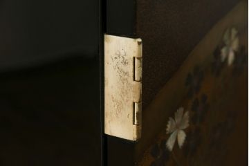 中古　美品　最高級　総漆塗り　まるで絵画のような前面蒔絵と螺鈿細工の意匠が楽しめる中桐箪笥(和タンス、和たんす、着物箪笥、和服箪笥、引き出し)(定価約400万円)(R-057977)