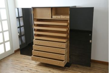 中古　美品　最高級　総漆塗り　まるで絵画のような前面蒔絵と螺鈿細工の意匠が楽しめる中桐箪笥(和タンス、和たんす、着物箪笥、和服箪笥、引き出し)(定価約400万円)(R-057977)