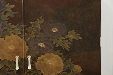 中古　美品　最高級　総漆塗り　まるで絵画のような前面蒔絵と螺鈿細工の意匠が楽しめる中桐箪笥(和タンス、和たんす、着物箪笥、和服箪笥、引き出し)(定価約400万円)(R-057977)