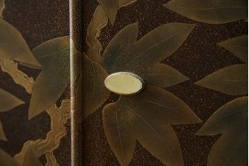 中古　美品　最高級　総漆塗り　まるで絵画のような前面蒔絵と螺鈿細工の意匠が楽しめる中桐箪笥(和タンス、和たんす、着物箪笥、和服箪笥、引き出し)(定価約400万円)(R-057977)