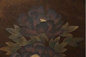 中古　美品　最高級　総漆塗り　まるで絵画のような前面蒔絵と螺鈿細工の意匠が楽しめる中桐箪笥(和タンス、和たんす、着物箪笥、和服箪笥、引き出し)(定価約400万円)(R-057977)