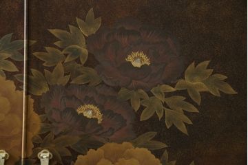 中古　美品　最高級　総漆塗り　まるで絵画のような前面蒔絵と螺鈿細工の意匠が楽しめる中桐箪笥(和タンス、和たんす、着物箪笥、和服箪笥、引き出し)(定価約400万円)(R-057977)