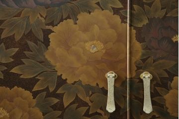 中古　美品　最高級　総漆塗り　まるで絵画のような前面蒔絵と螺鈿細工の意匠が楽しめる中桐箪笥(和タンス、和たんす、着物箪笥、和服箪笥、引き出し)(定価約400万円)(R-057977)