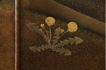 中古　美品　最高級　総漆塗り　まるで絵画のような前面蒔絵と螺鈿細工の意匠が楽しめる中桐箪笥(和タンス、和たんす、着物箪笥、和服箪笥、引き出し)(定価約400万円)(R-057977)