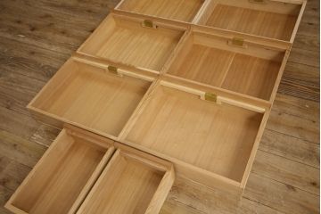 中古　美品　屋久杉　突き板　木目が美しい!品のある佇まいが魅力的な縦型チェスト(突板、引き出し、サイドチェスト)(R-057981)