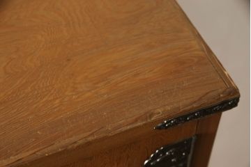 中古　美品　屋久杉　突き板　木目が美しい!品のある佇まいが魅力的な縦型チェスト(突板、引き出し、サイドチェスト)(R-057981)