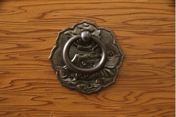 中古　美品　屋久杉　突き板　木目が美しい!品のある佇まいが魅力的な縦型チェスト(突板、引き出し、サイドチェスト)(R-057981)